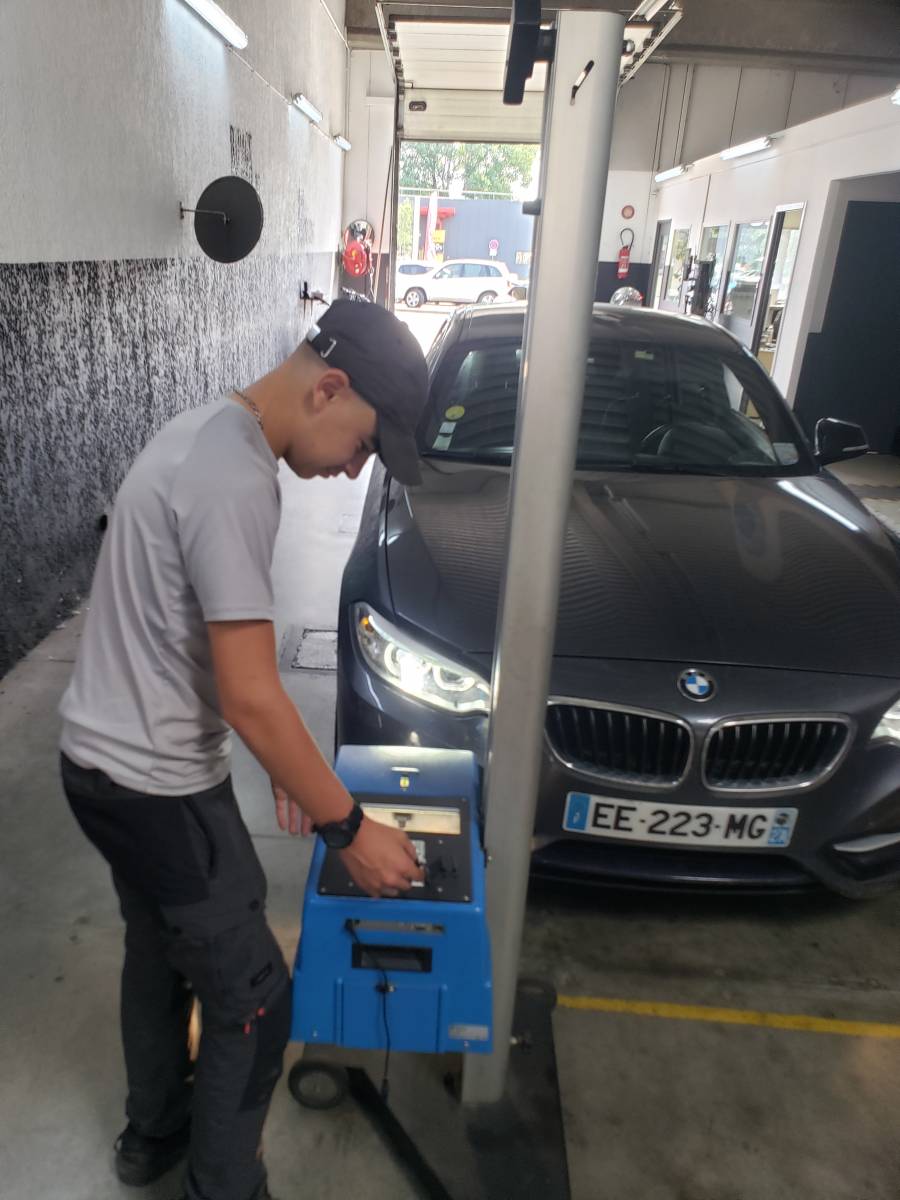 Contrôle phare Bmw  chez autosur Istres