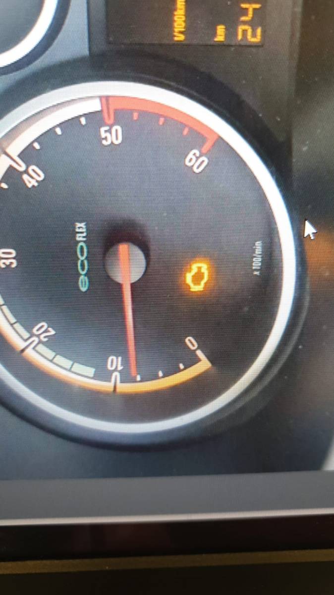 Contrôle technique avec voyant moteur allumé à Istres 