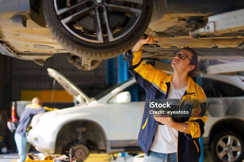 Technicien vérifiant les freins d'un véhicule